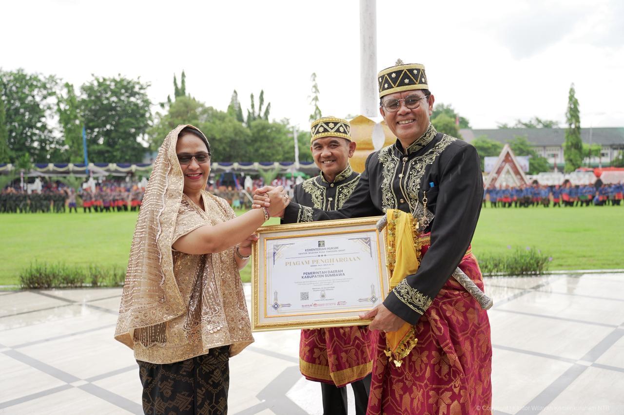 Kanwil Kemenkum NTB Beri Penghargaan Peduli Kekayaan Intelektual untuk Kabupaten Sumbawa dan PT AMNT