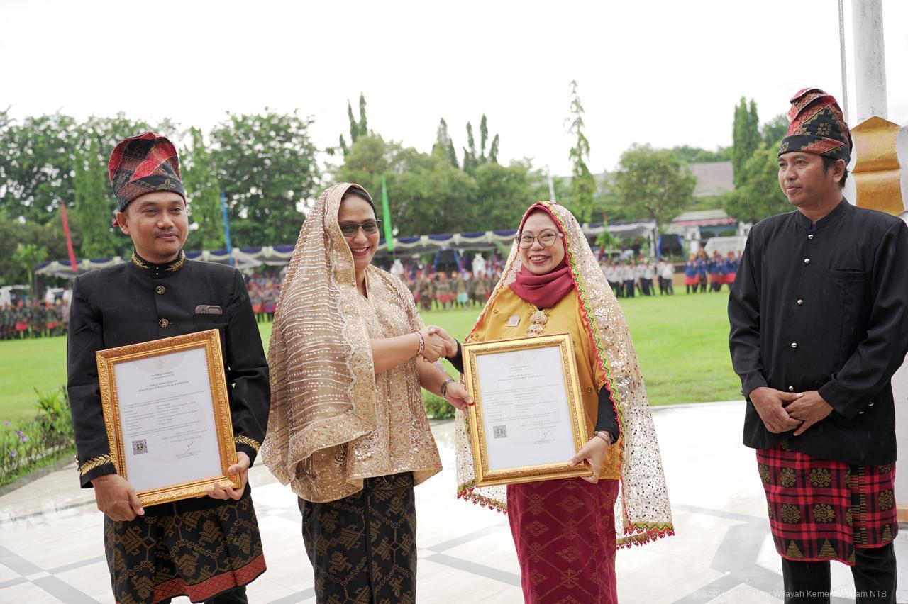 Lindungi Warisan Daerah, Kanwil Kemenkum NTB Serahkan Sertifikat KIK Budaya Tradisional Kabupaten Sumbawa